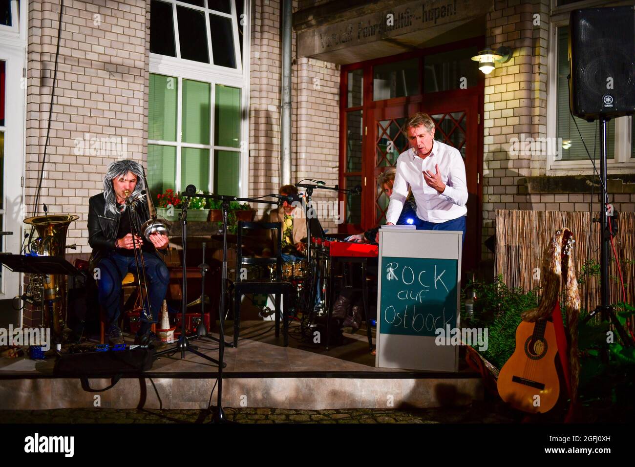 Das Ensemble: Bock auf Ostrock (Michael Winkler,Matthias Macht,Silke Krause,Thomas Schuch) und Gunther Emmerlich bei Gartengeflüster - Text miez Musi Foto Stock