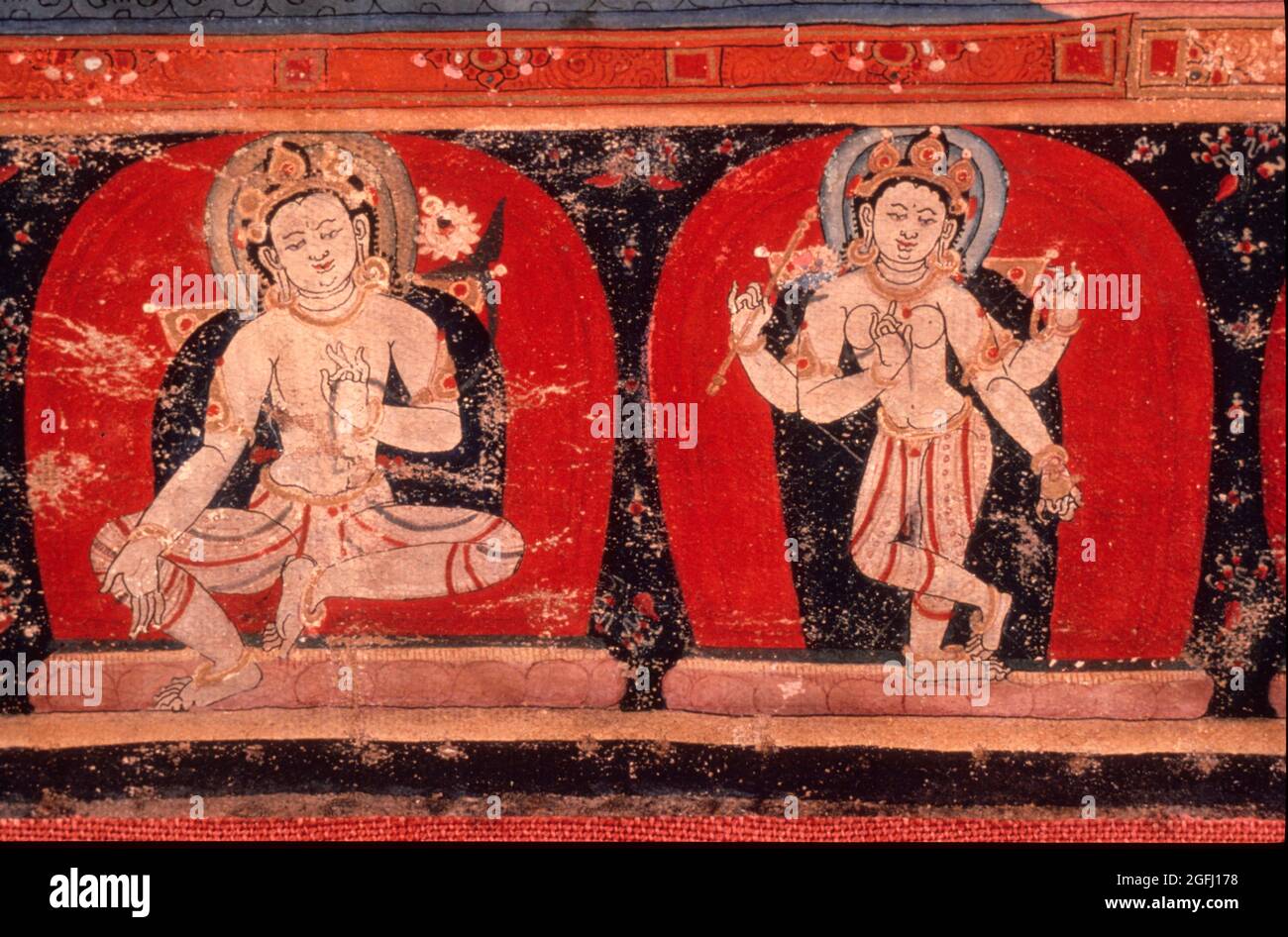 Nepal: Pittura Ratna Sambhava thangka. 13 ° secolo A.D.Center destra in basso fila Bodhisattva. Su cotone. Foto Stock