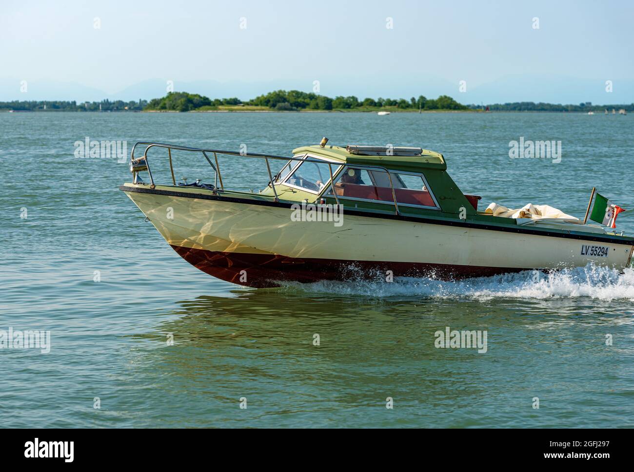 Motoscafo con una persona a bordo che si sposta nella laguna veneta verso le isole di Venezia, il modo più veloce per viaggiare in questa città. Venezia, Veneto, Europa. Foto Stock