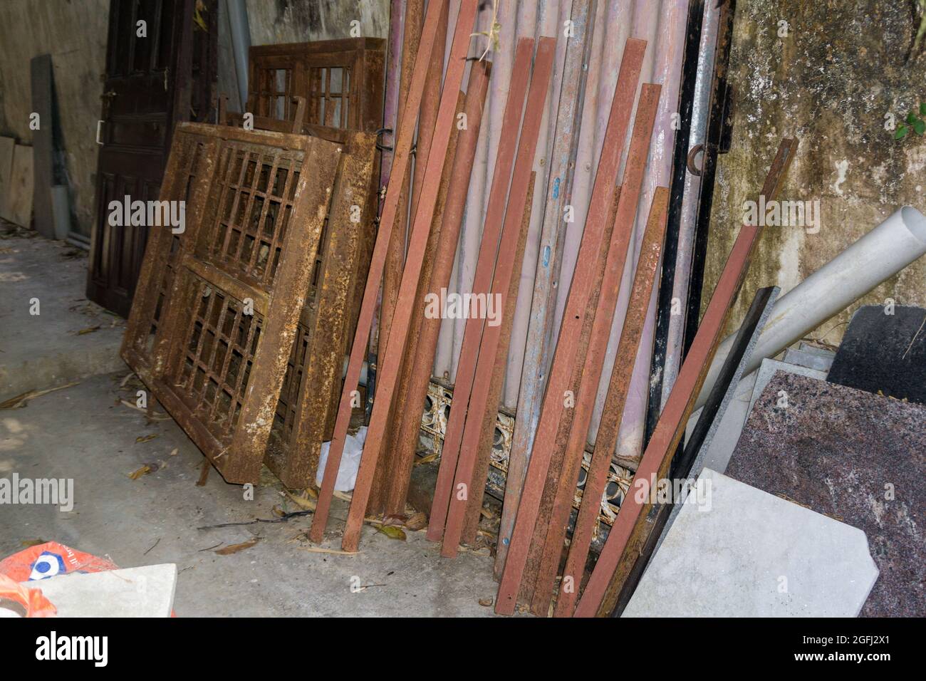 Rottami ferro e metallo materiale nel cortile. Foto Stock