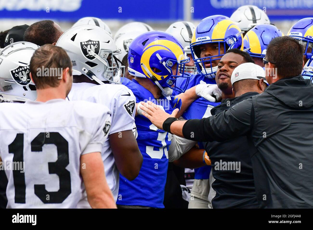 Los Angeles Rams e Las Vegas Raiders giocatori combattono durante il campo di allenamento il Mercoledì, Agosto 18, 2021, in Thousand Oaks, California (Dylan Stewart/Image of Foto Stock