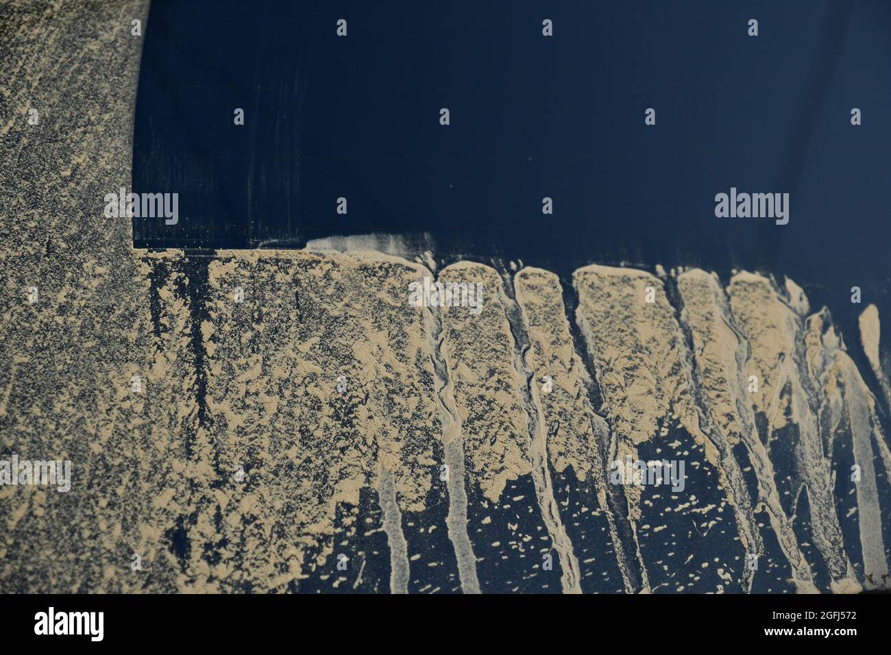 Finestrino dell'auto sporco dopo la guida fuoristrada. Pulizia e lavaggio lunotto sporco con gocciolamenti marroni di sporcizia dovuti alla guida in autunno piovoso Foto Stock Finestrino dell'auto sporco dopo la guida fuoristrada. Pulizia e lavaggio lunotto sporco con gocciolamenti marroni di sporcizia dovuti alla guida in autunno piovoso Foto Stock