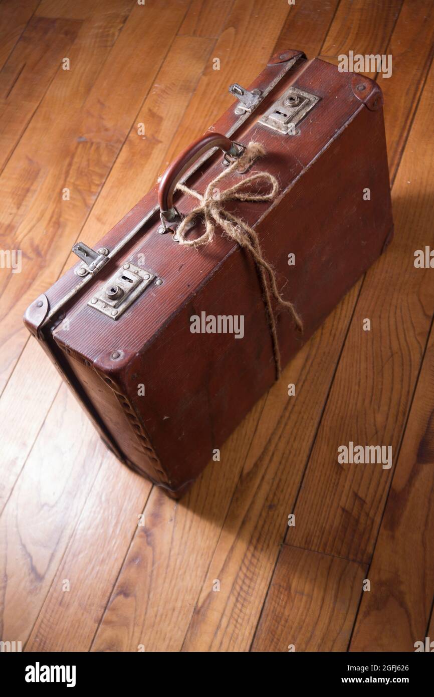 Marrone vecchia valigia di cartone su sfondo pavimento in legno Foto stock  - Alamy