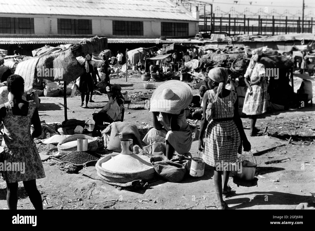 Marktansichten aus Port-au-Prince, Haiti, 1966. Impressioni di mercato a Port-au-Prince, Haiti, 1966. Foto Stock