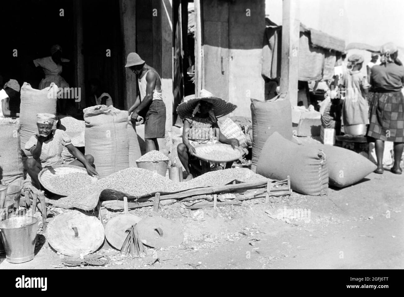 Marktansichten aus Port-au-Prince, Haiti, 1966. Impressioni di mercato a Port-au-Prince, Haiti, 1966. Foto Stock