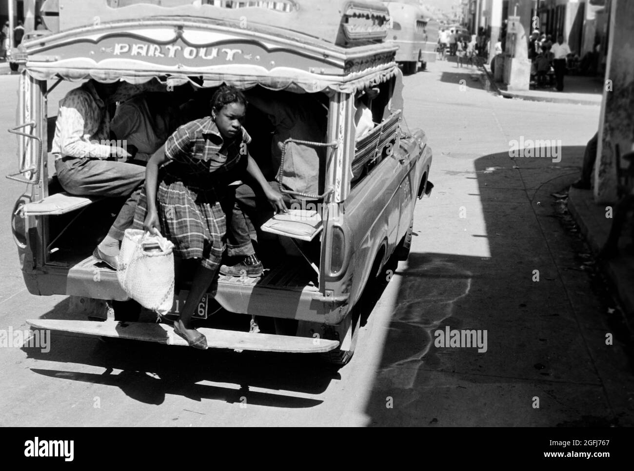 Stadtbusse a Port-au-Prince, Haiti, 1966. Autobus urbani a Port-au-Prince, Haiti, 1966. Foto Stock
