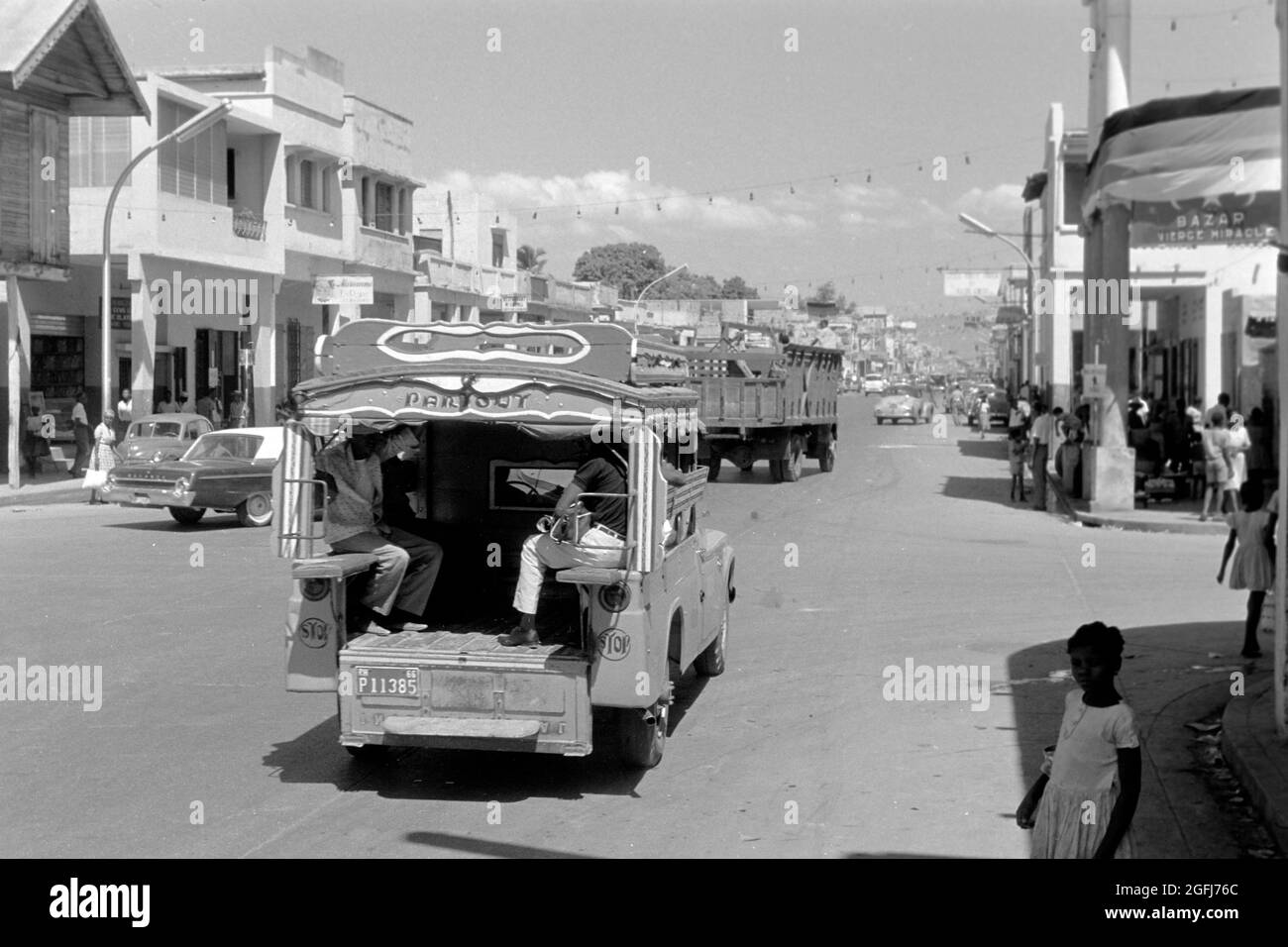 Stadtbusse a Port-au-Prince, Haiti, 1966. Autobus urbani a Port-au-Prince, Haiti, 1966. Foto Stock