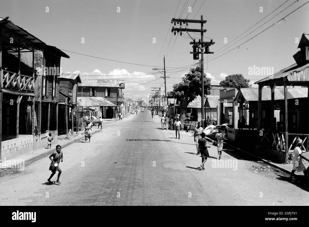 Straße zur Mittagszeit, Port-au-Prince, Haiti, 1967. Street a mezzogiorno, Port-au-Prince, 1967. Foto Stock