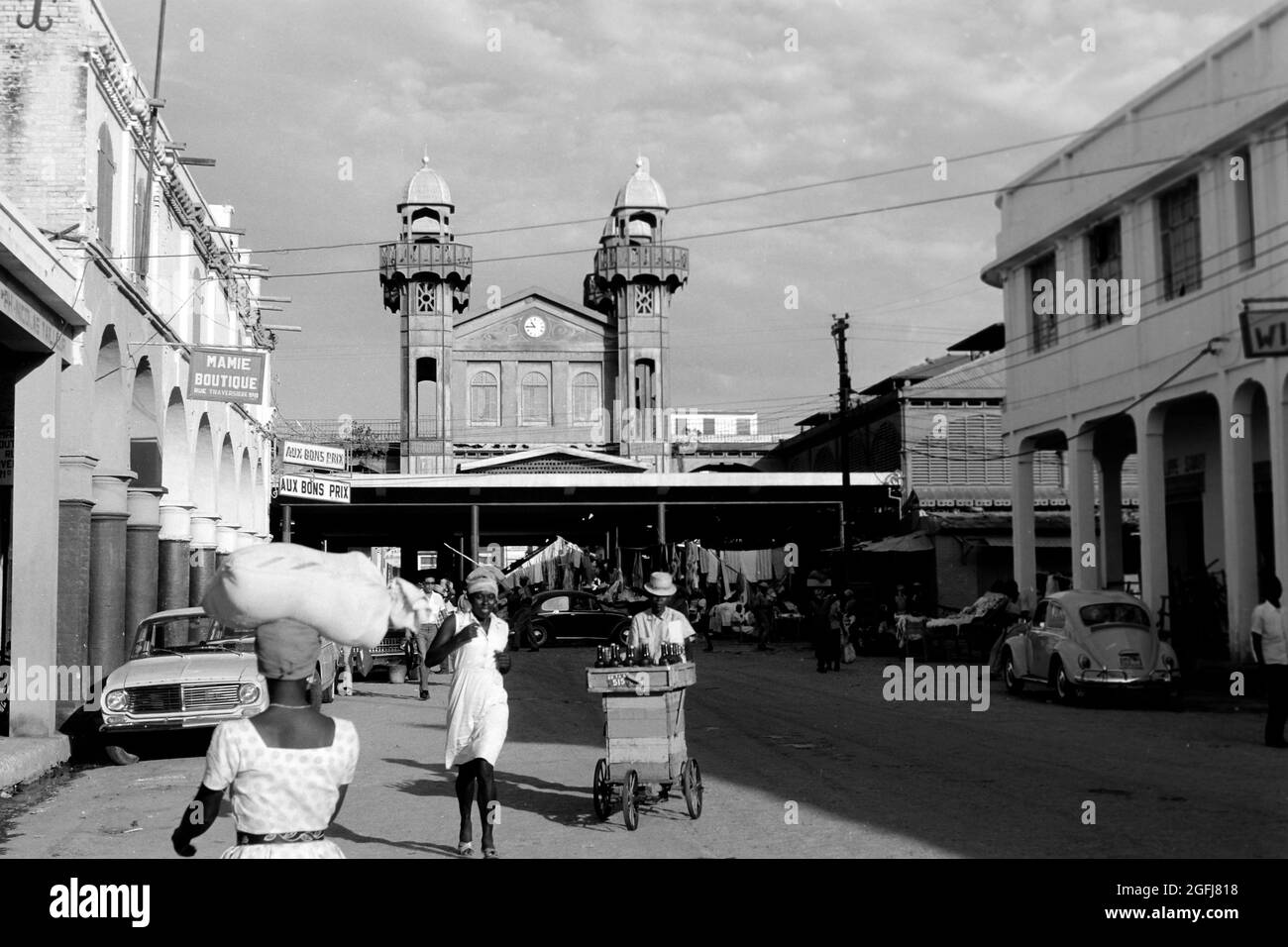Der Eisenmarkt a Port-au-Prince, Haiti, 1967. Il mercato del ferro a Port-au-Prince, Haiti, 1967. Foto Stock