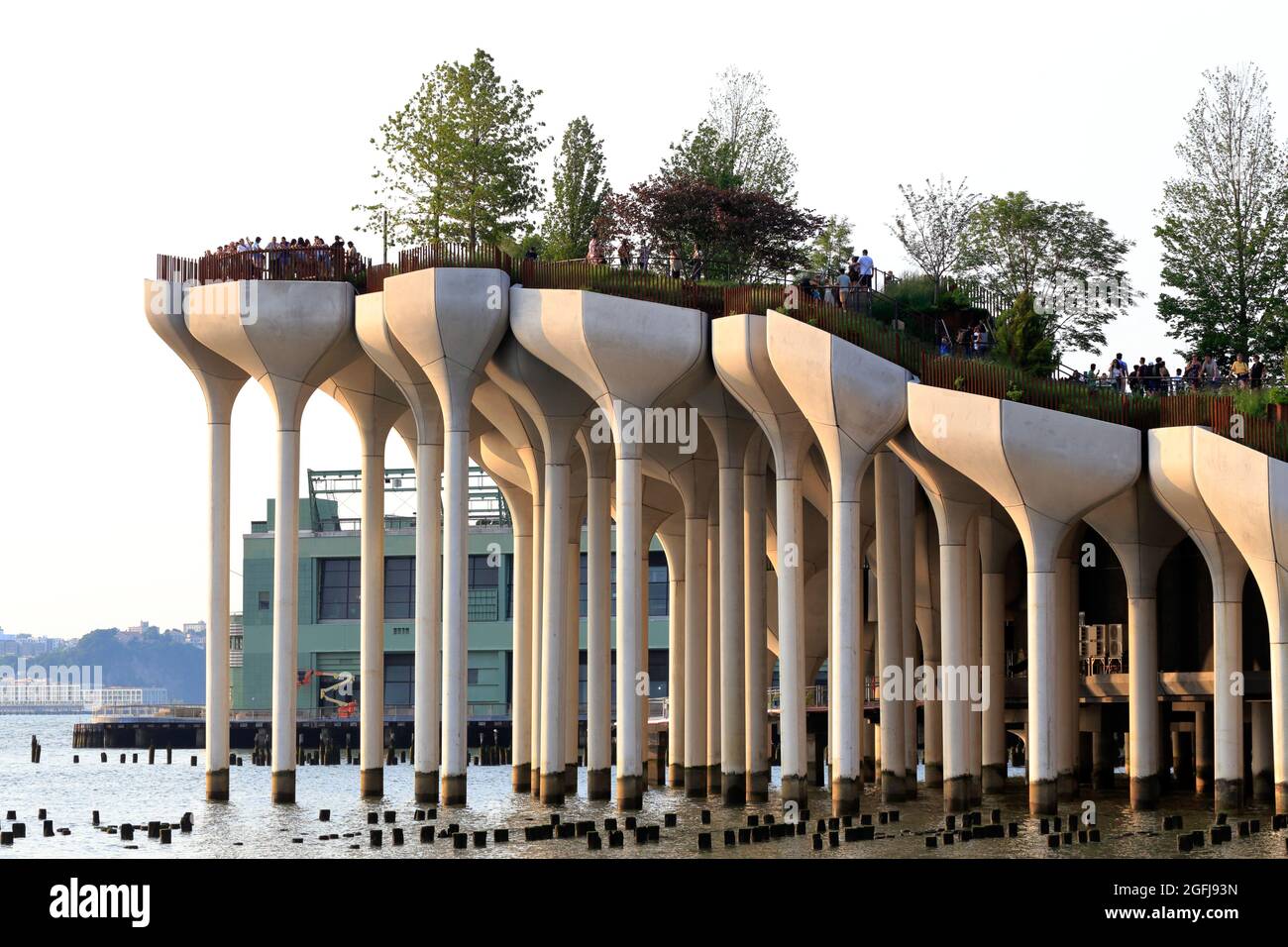 Little Island @ Pier55. Un parco di 2.4 acri all'Hudson River Park a New York, NY progettato da Thomas Heatherwick e finanziato da Diller e von Furstenberg. Foto Stock