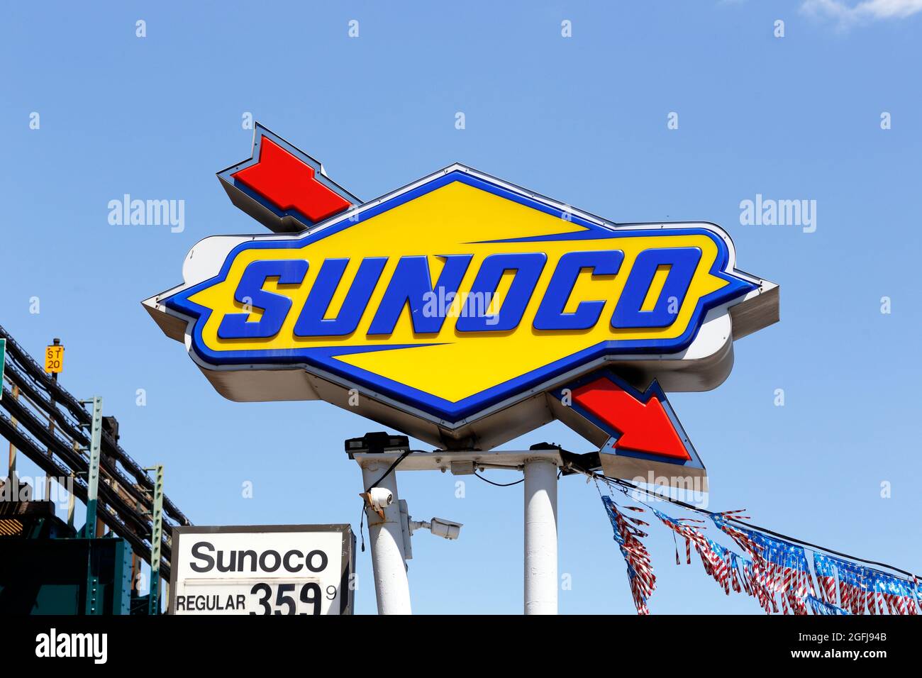 Segnaletica della stazione di servizio Sunoco su un palo contro un cielo blu soleggiato. Foto Stock