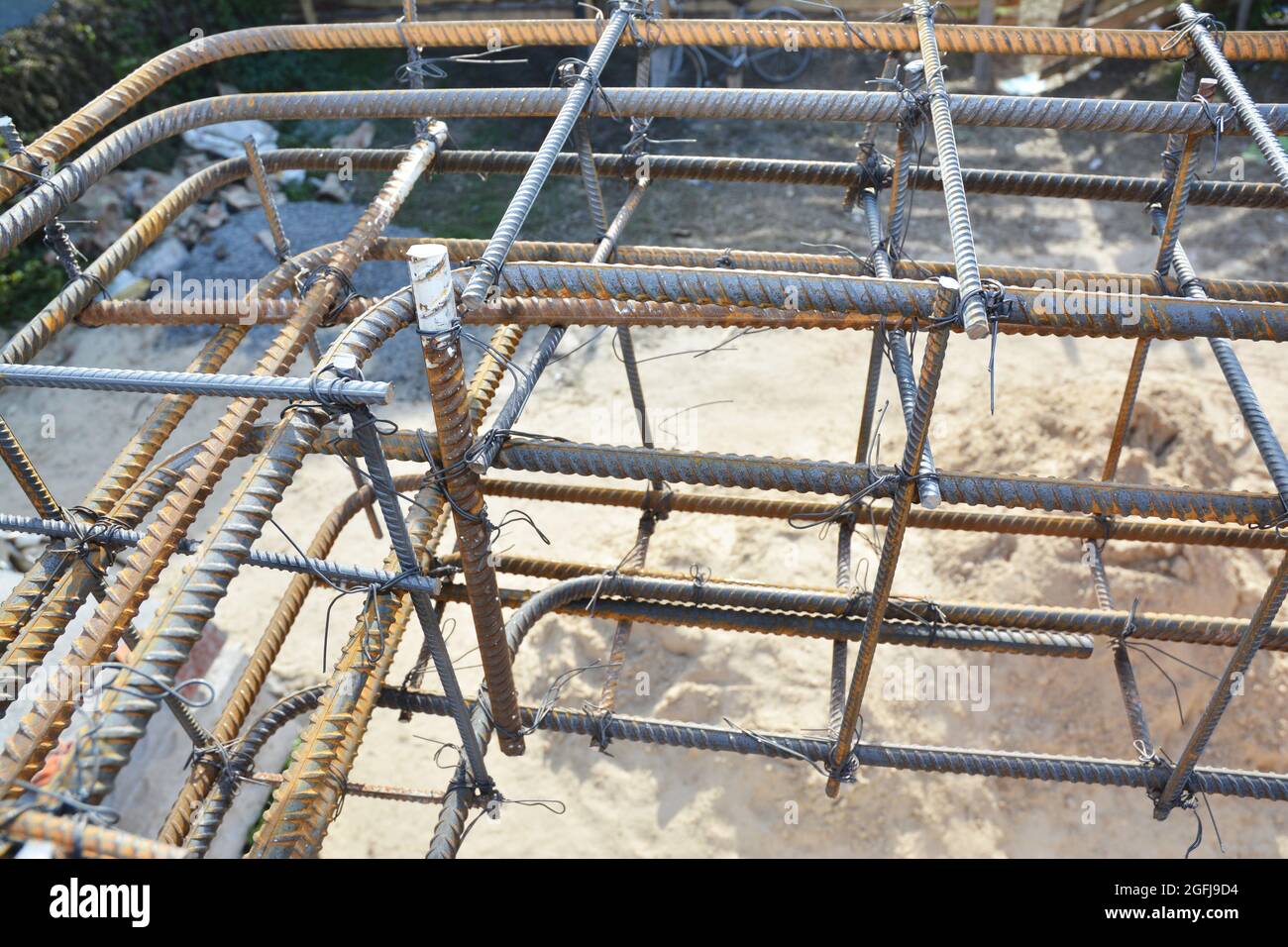 Installazione del rinforzo della barra d'acciaio, della barra di appoggio, del rinforzo del filo saldato nella costruzione della casa di calcestruzzo della fondazione. Foto Stock