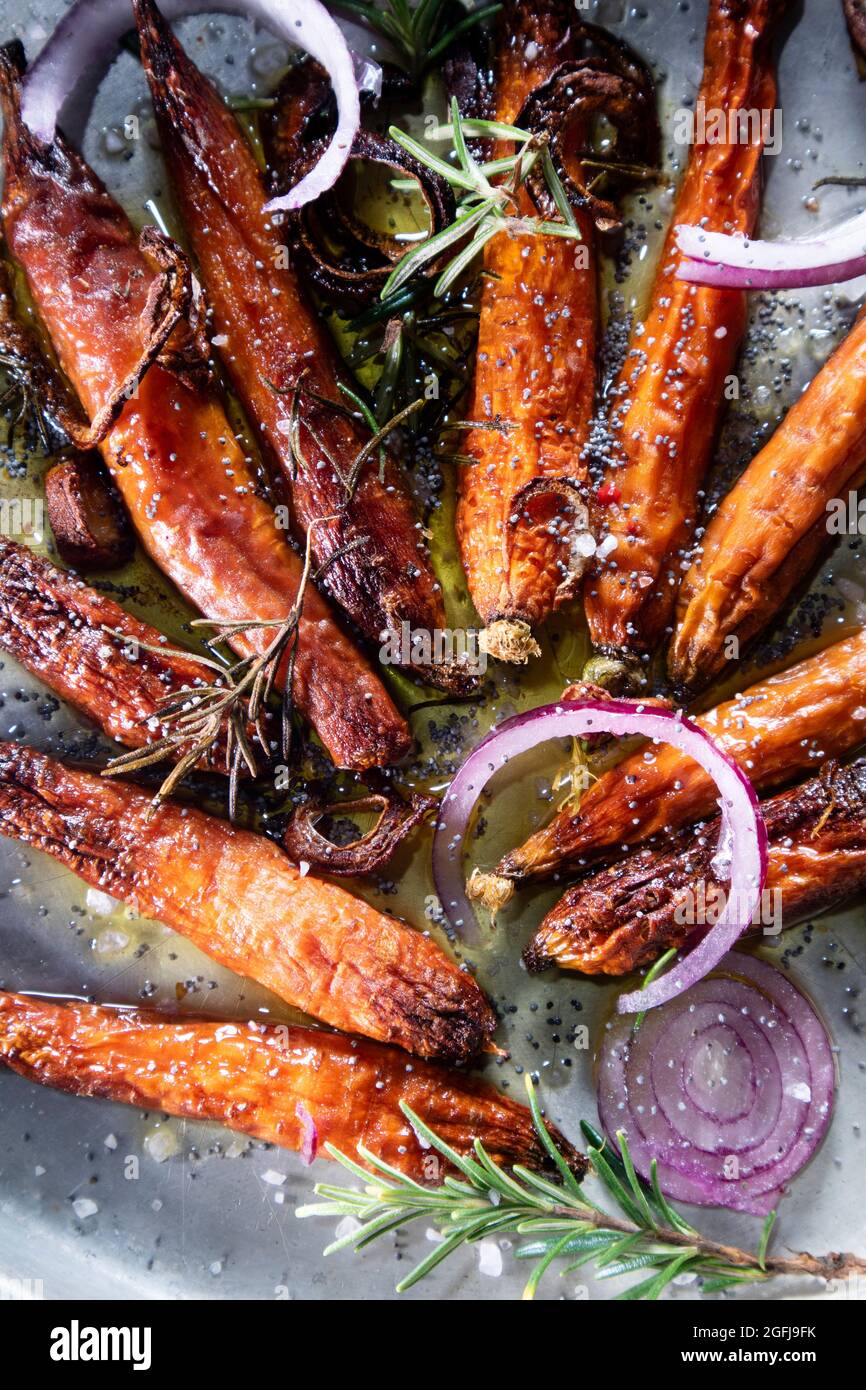 Riproduzione fotografica di una porzione di carote tostate nel forno Foto Stock