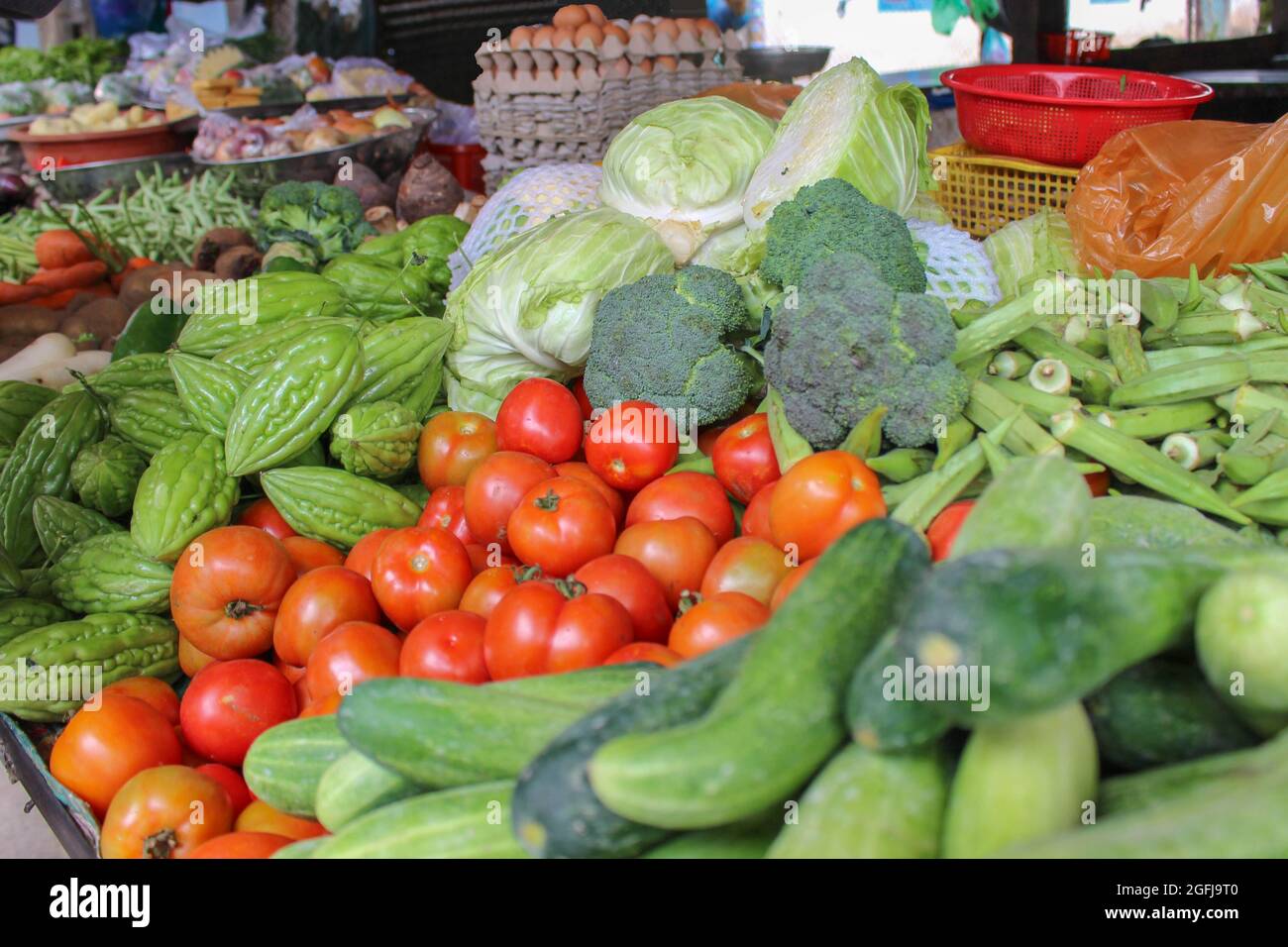 Piccole bancarelle che vendono verdure e frutta nel mercato Foto Stock