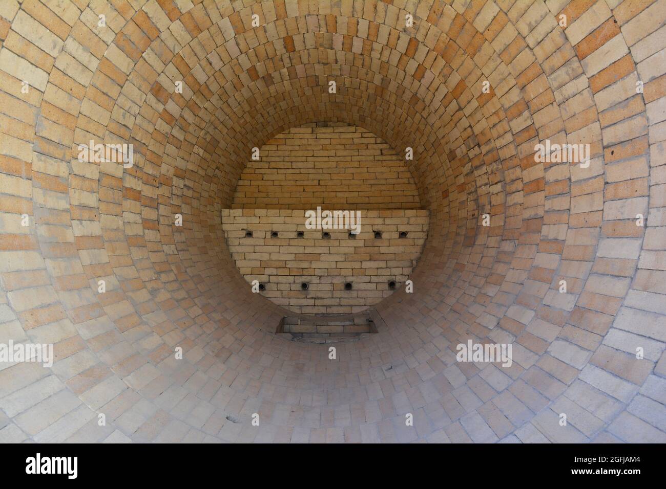 Attrezzatura di essiccazione della granella per evitare danni durante lo stoccaggio con una vista interna della macchina, manutenzione e pulizia dell'essiccatore granella. Foto Stock
