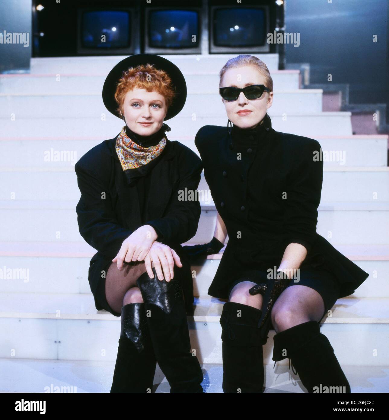 Humpe und Humpe, die Pop Sängerinnen und Schwestern Inga und Annette Humpe als Musik-formation, Auftritt im TV: Sommerhitparade im ZDF, 18. Agosto 1988. Humpe e Humpe, cantanti e sorelle pop Inga e Annette Humpe come formazione musicale, spettacolo TV: Sommerhitparade su ZDF, 18 agosto 1988. Foto Stock