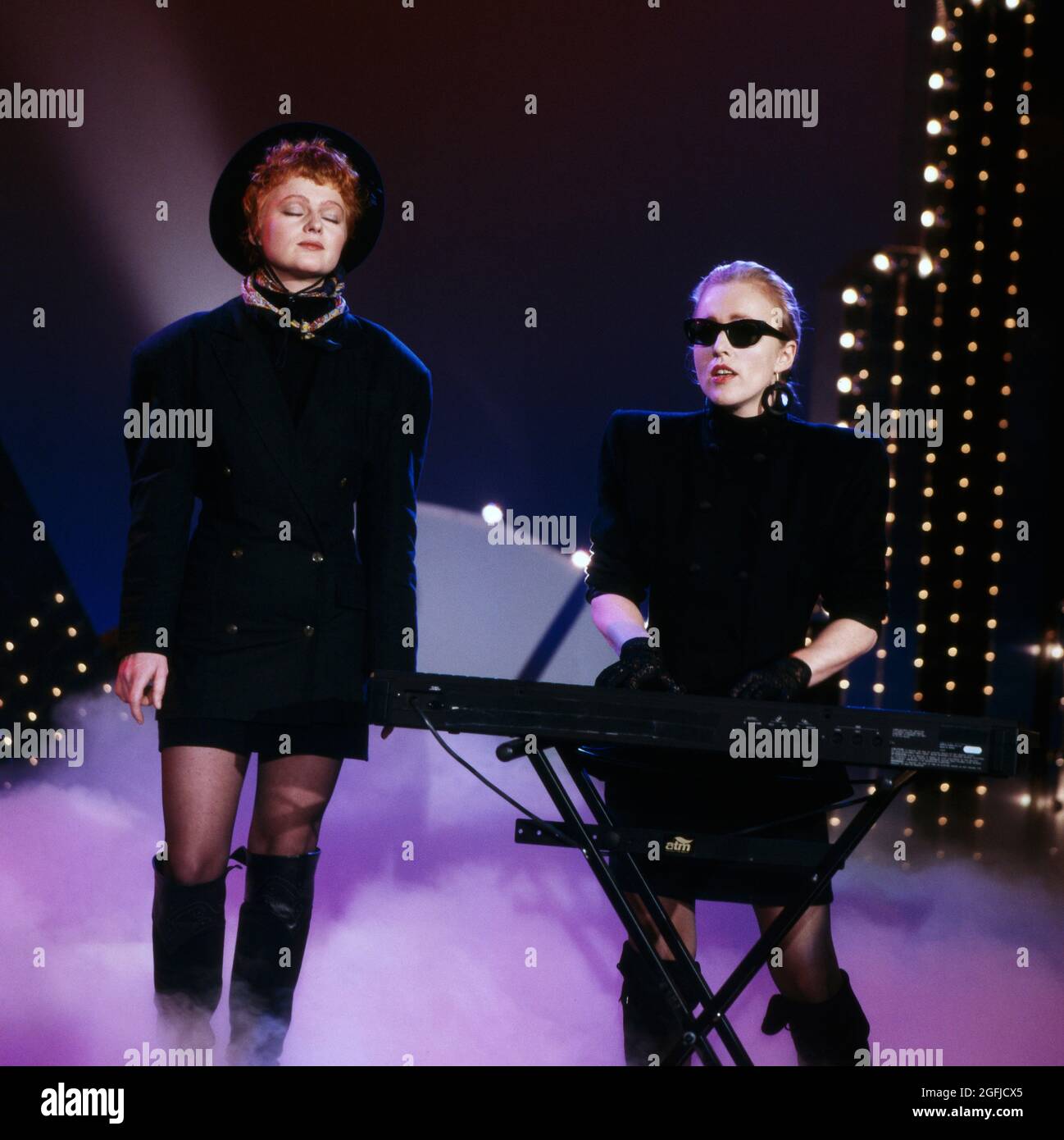 Humpe und Humpe, die Pop Sängerinnen und Schwestern Inga und Annette Humpe als Musik-formation, Auftritt im TV: Sommerhitparade im ZDF, 18. Agosto 1988. Humpe e Humpe, cantanti e sorelle pop Inga e Annette Humpe come formazione musicale, spettacolo TV: Sommerhitparade su ZDF, 18 agosto 1988. Foto Stock