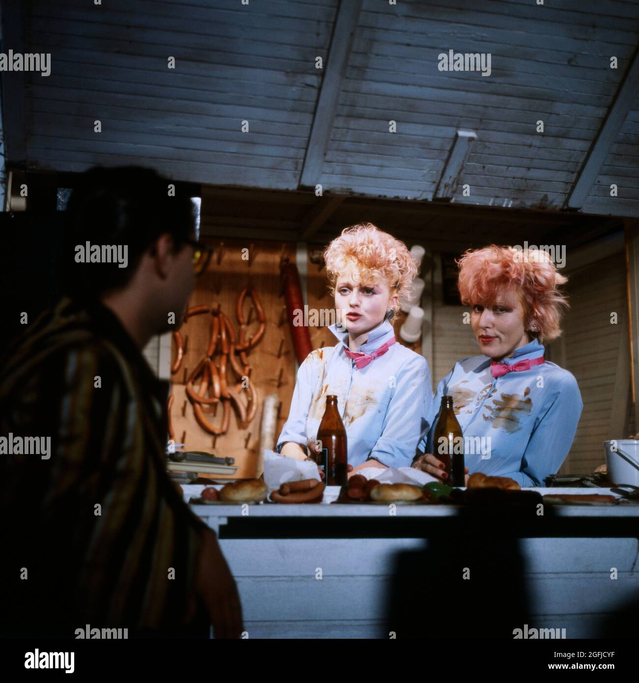 Inga und Annette Humpe, Schwestern, deutsche Pop Sängerinnen und Musikerinnen, hier in der DÖF SHOW, Neue Deutsche Welle, 1983. Le sorelle Inga e Annette Humpe, cantanti e musicisti pop tedeschi, che si esibiscono al DOEF Show, 1983. Foto Stock