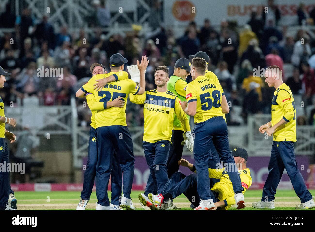 Nottingham, Nottinghamshire, Inghilterra, Regno Unito. 25 ago 2021. La squadra degli Hampshire Hawks festeggia la vittoria sugli Outlaws dei Notts nelle finali del quartiere T20 di Vitality Blast contro gli Hampshire Hawks al campo di cricket Trent Bridge illuminato a tarda sera. Credit: Alan Beastall/Alamy Live News. Foto Stock