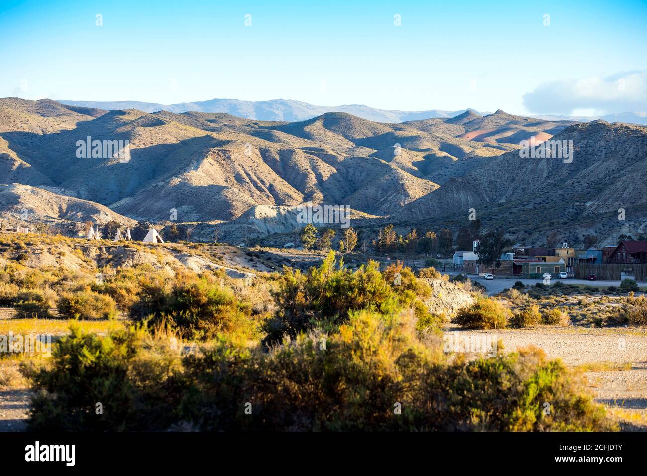Paesaggio della zona costiera Cabo de Gata, provincia di Almeria, Andalusia, Spagna. Oasys MiniHollywood, parco a tema Wild West nel deserto di Tabernas Foto Stock