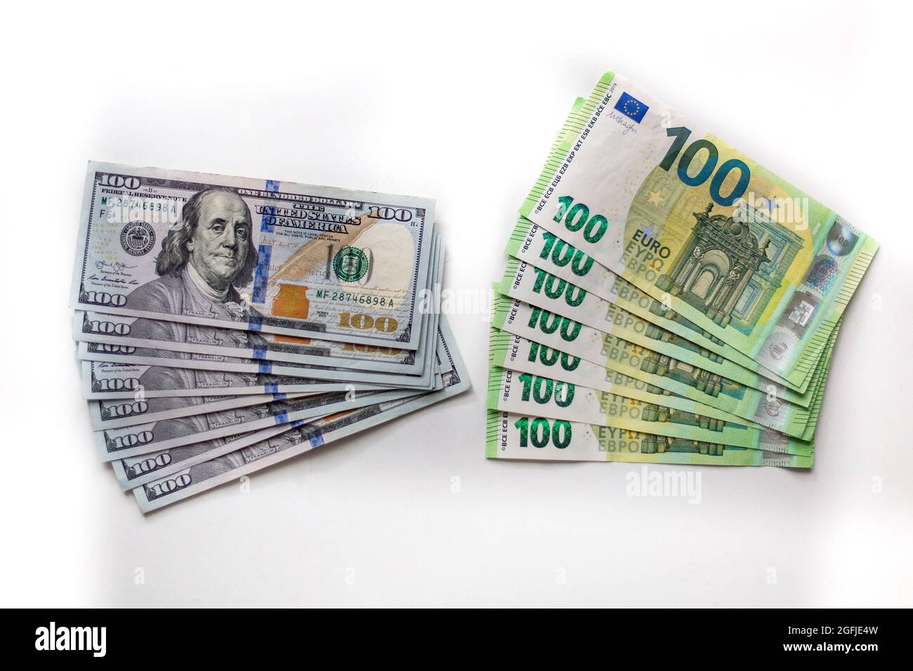 Cambio di dollari in euro, scambi tra l'UE e le banconote da cento dollari USA in euro e in euro, vista dall'alto. Primo piano, tema finanziario Foto Stock