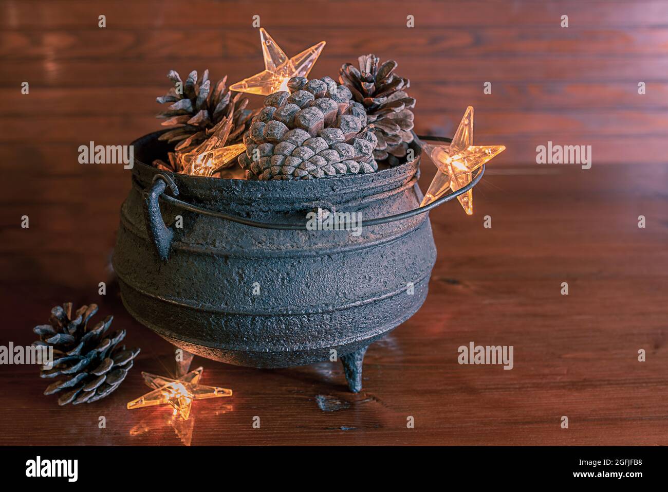 bollitore in metallo vintage con coni di pino. Rustica nordica casa di campagna in stile cottage. Inverno ancora vita. scheda di natale Foto Stock