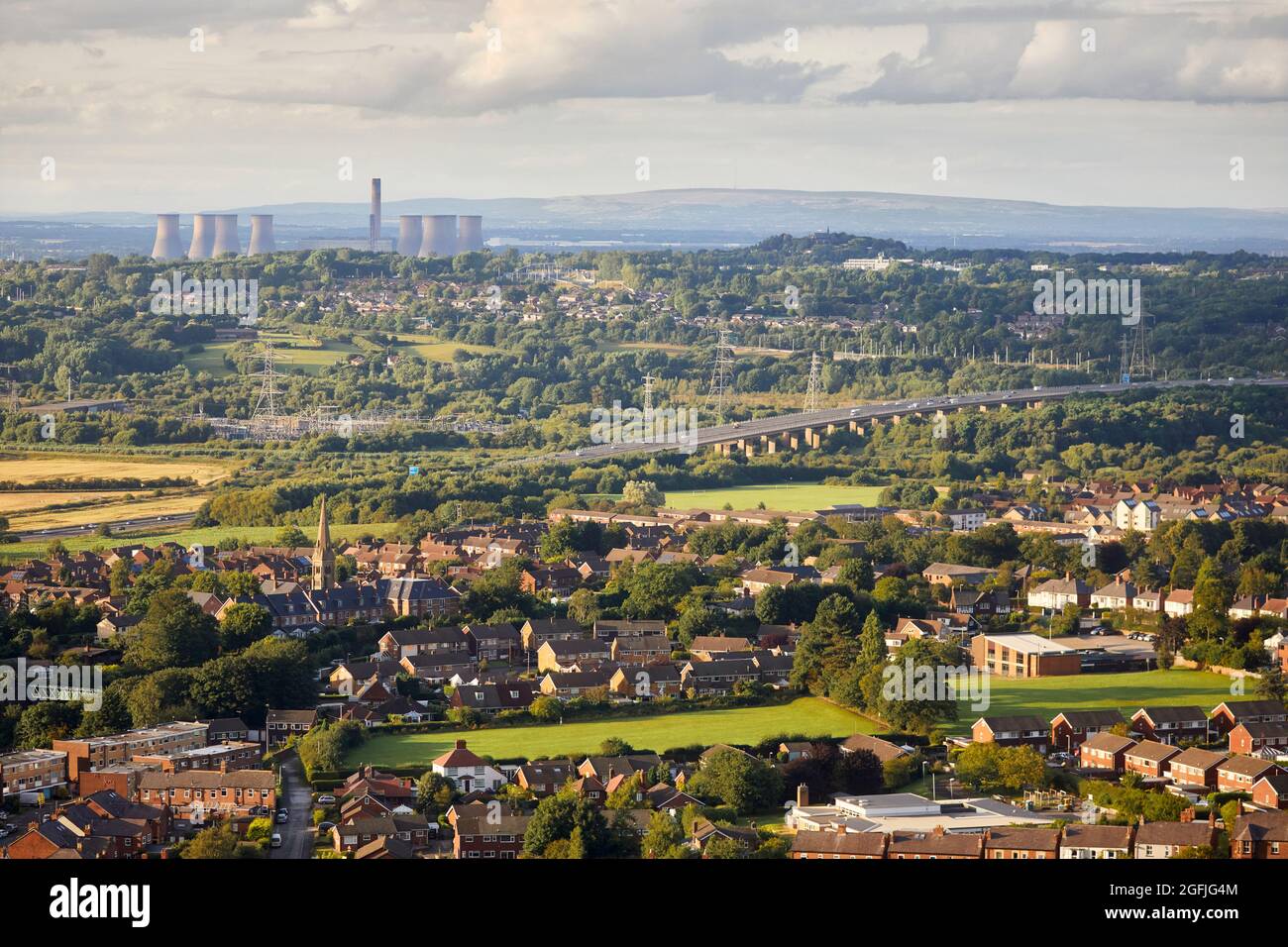 Frodsham Cheshire West e Chester M56 Weaver Viadotto attraversando la pianura alluvionale e il fiume Weaver, e Fiddlers Ferry Power Station Foto Stock