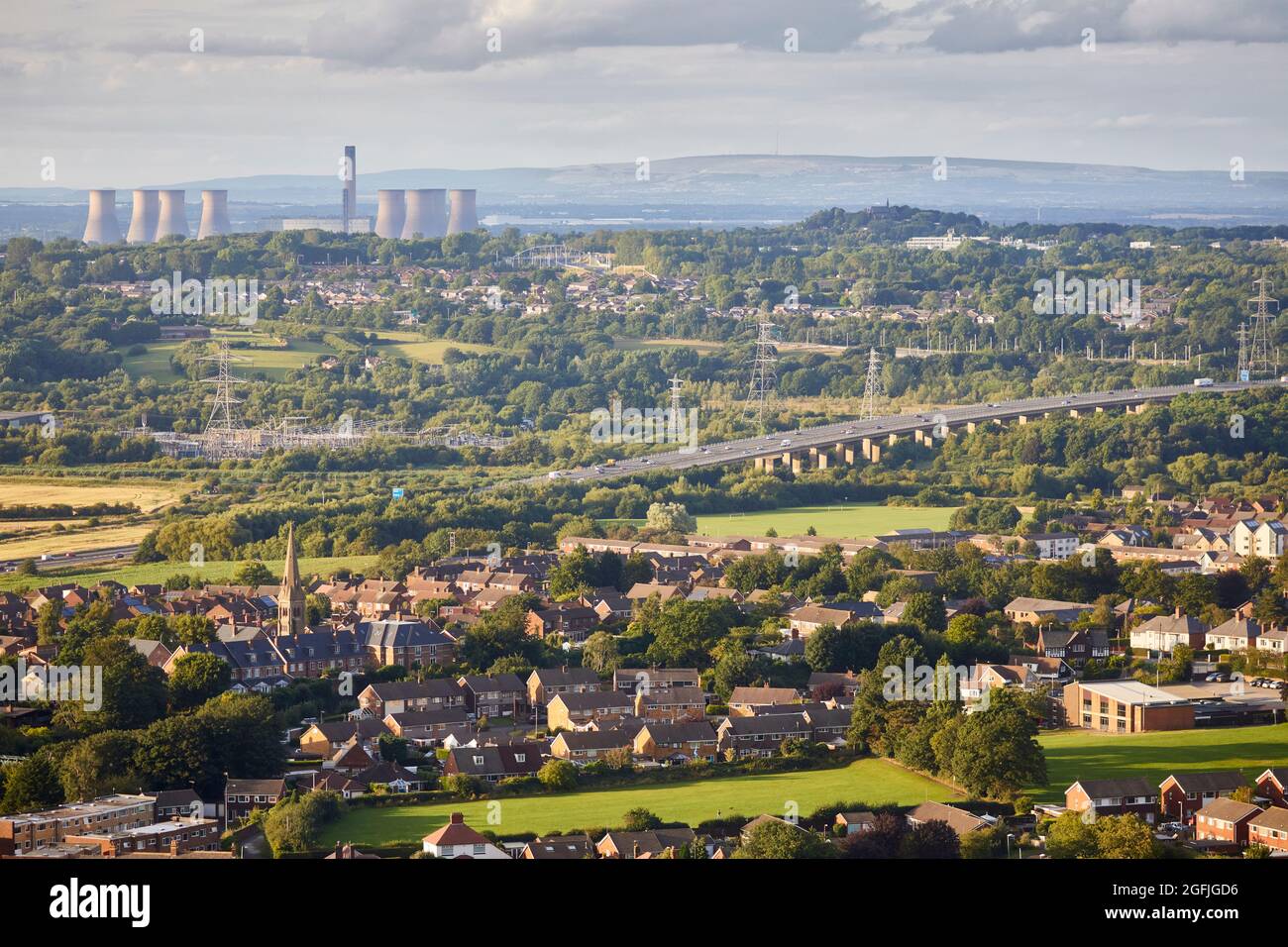 Frodsham Cheshire West e Chester M56 Weaver Viadotto attraversando la pianura alluvionale e il fiume Weaver, e Fiddlers Ferry Power Station Foto Stock