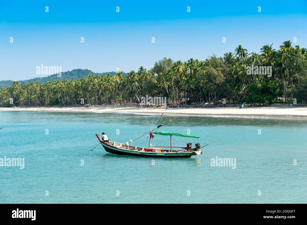Myanmar. Ngapali. Stato di Arakan. Barca al campo da golf bengala Foto Stock