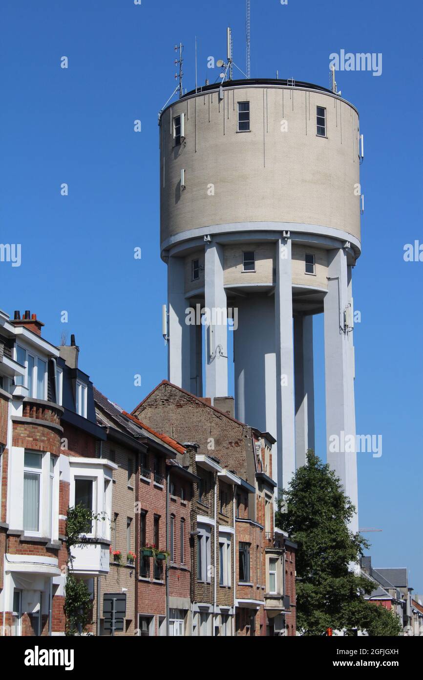 Vista del famoso punto di riferimento della Water Tower ad Aalst, Fiandre Orientali, Belgio. Costruito nel 1958, è un imponente edificio dello skyline della città. Foto Stock