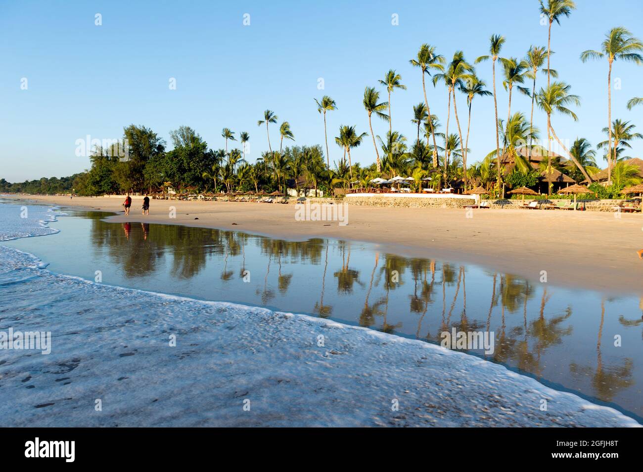 Myanmar. Ngapali. Stato di Arakan. Campo da golf Bengala. Spiaggia  fiancheggiata da palme da cocco Foto stock - Alamy