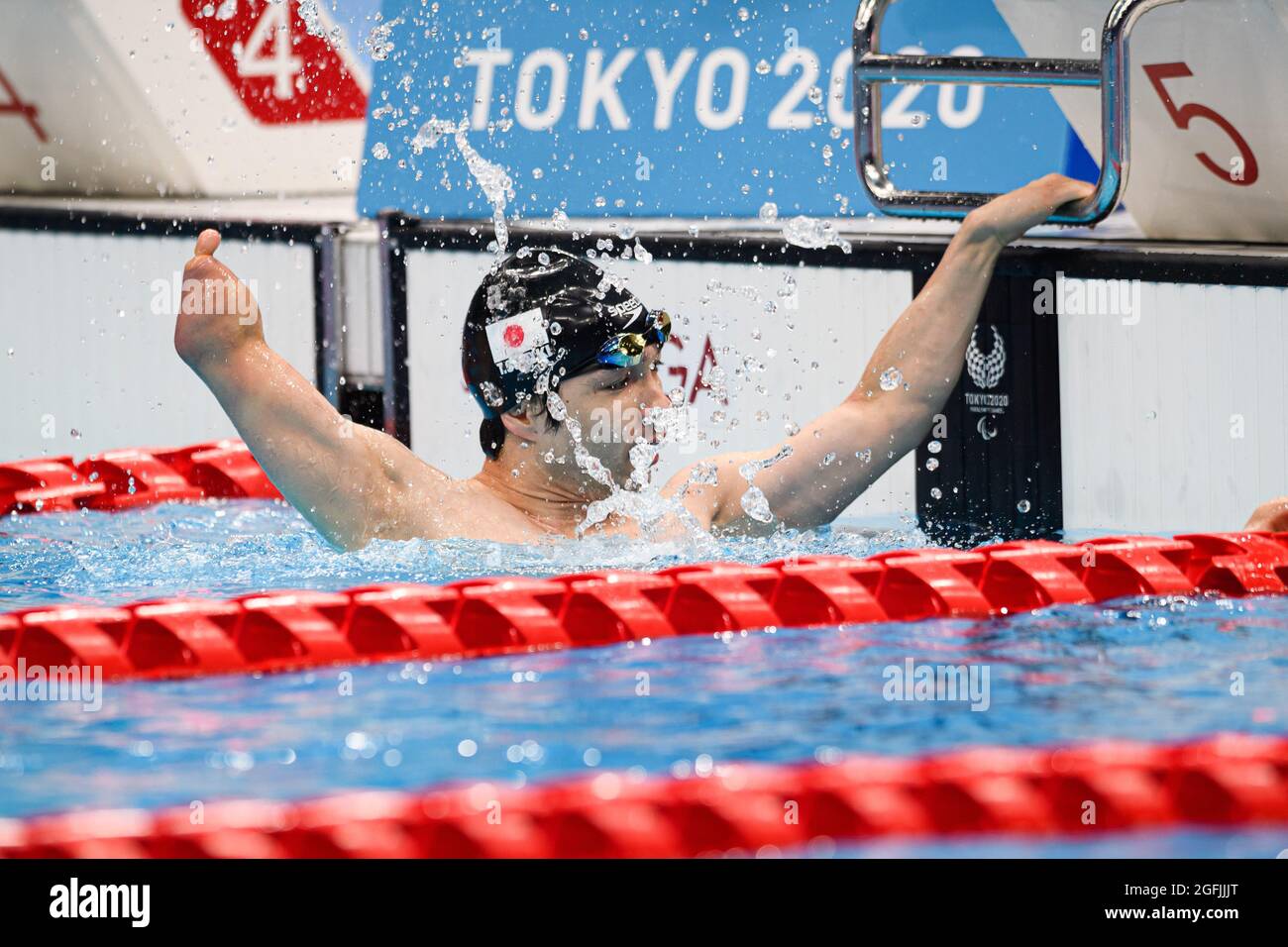 TOKYO, GIAPPONE. 26 agosto 2021. SUZUKI Takayuki ha vinto la S5 Freestyle da 100 m degli uomini durante le finali di nuoto dei Giochi Paralimpici di Tokyo 2020 al Tokyo Aquatics Center giovedì 26 agosto 2021 a TOKYO, GIAPPONE. Credit: Taka G Wu/Alamy Live News Foto Stock