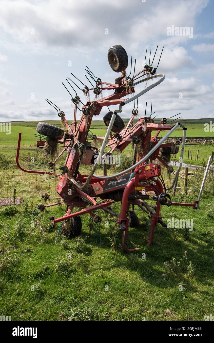 Kverneland 8576farm attrezzatura in attesa di ulteriore uso su Malham Moor, zona Lower Trenhouse, Malham, North Yorkshire Foto Stock