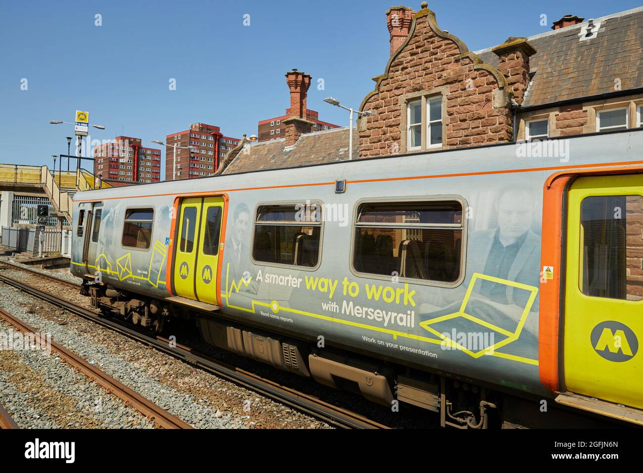 Ellesmere Port stazione ferroviaria Cheshire, terzo treno Merseyrail Wirral Line servizi Foto Stock