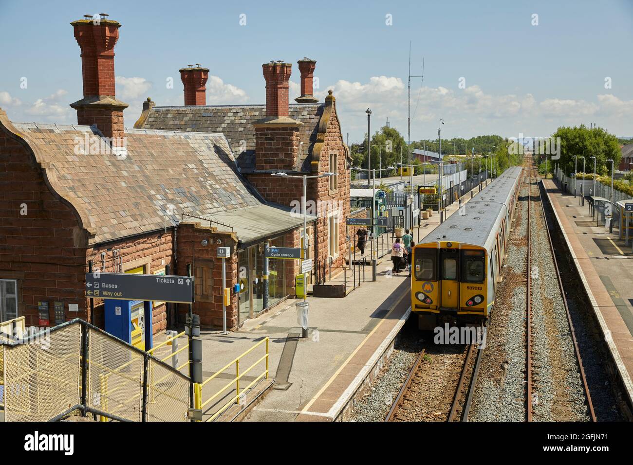 Ellesmere Port stazione ferroviaria Cheshire, terzo treno Merseyrail Wirral Line servizi Foto Stock