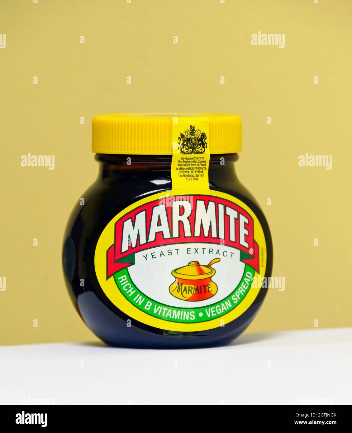 Vasetto di estratto di lievito di marmite. Ricco di vitamine B. Diffusione vegana. Foto Stock