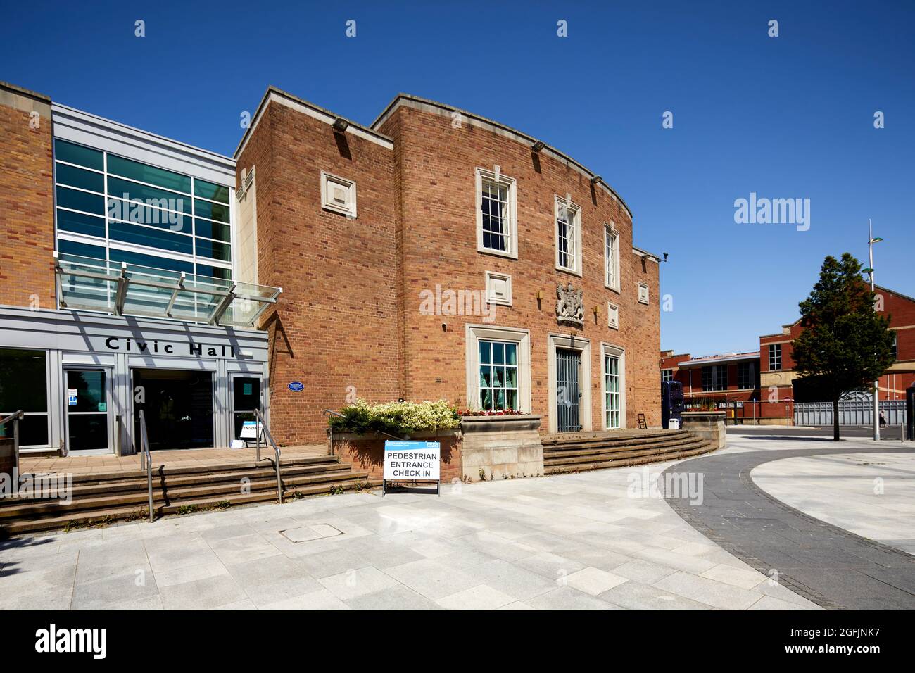 Ellesmere Port Civic Hall e monumento ai caduti nel centro della città Foto Stock