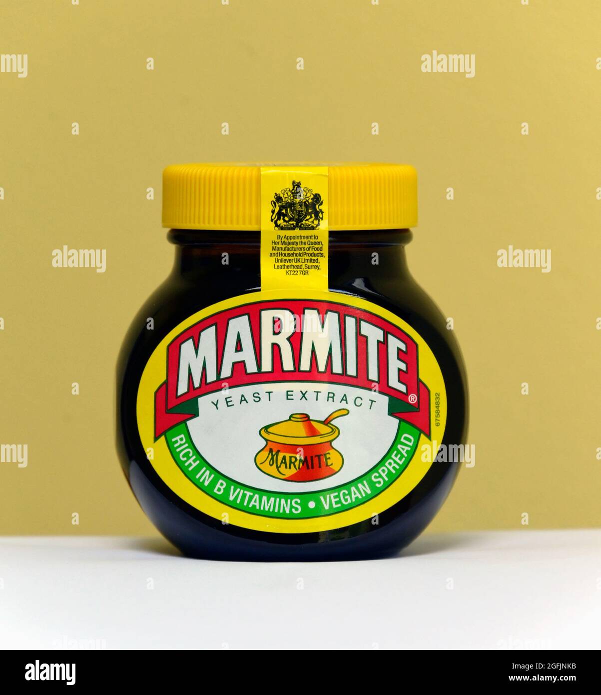 Vasetto di estratto di lievito di marmite. Ricco di vitamine B. Diffusione vegana. Foto Stock