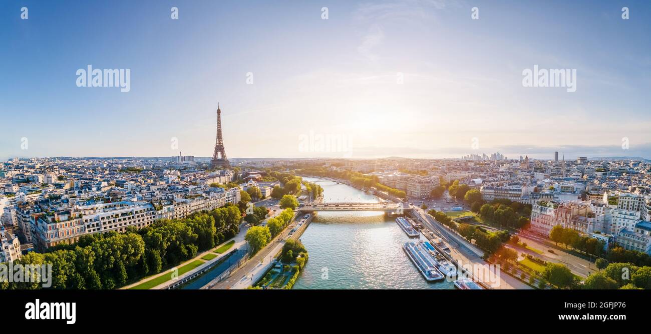 Panorama aereo di Parigi con la Senna e la Torre Eiffel, Francia. Romantica destinazione di vacanza estiva. Vista panoramica sulla storica Parisi Foto Stock