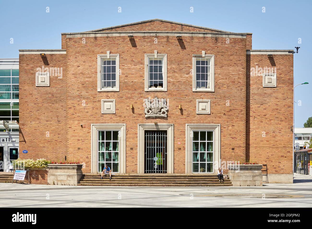 Ellesmere Port Civic Hall e monumento ai caduti nel centro della città Foto Stock