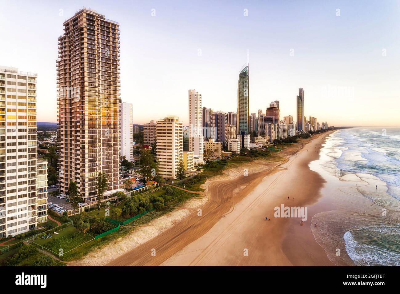 Colore oro del sole che risente riflesso sulle alte torri residenziali della citta' di Surfers Paradise dell'Australia - Pacific Gold Coast. Foto Stock