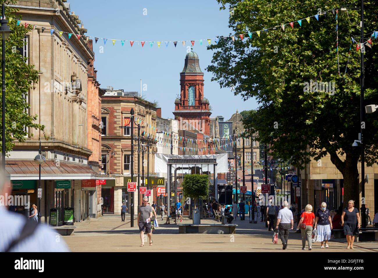Centro Città Bolton, Lancashire lungo Knowsley Street con la torre Victoria Hall prominente Foto Stock