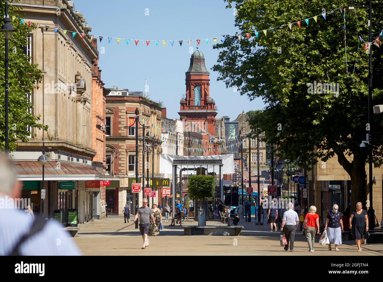 Centro Città Bolton, Lancashire lungo Knowsley Street con la torre Victoria Hall prominente Foto Stock