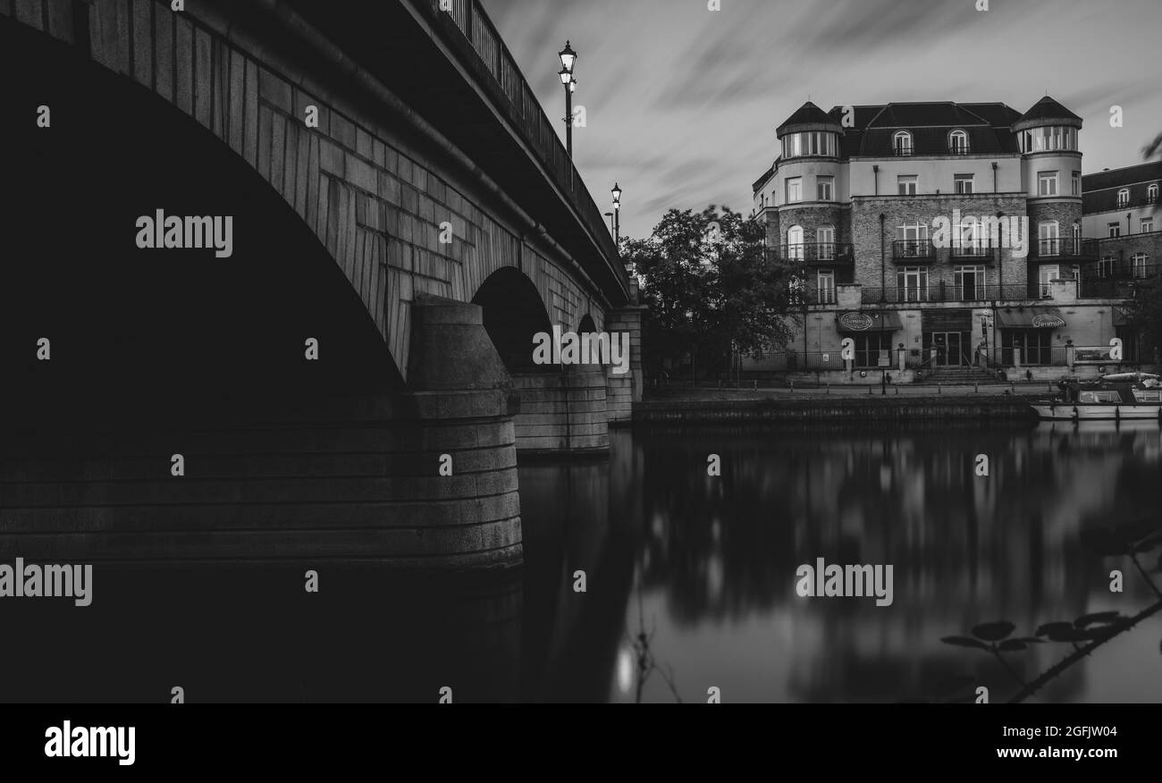 Una lunga esposizione del ponte di colorazione Foto Stock