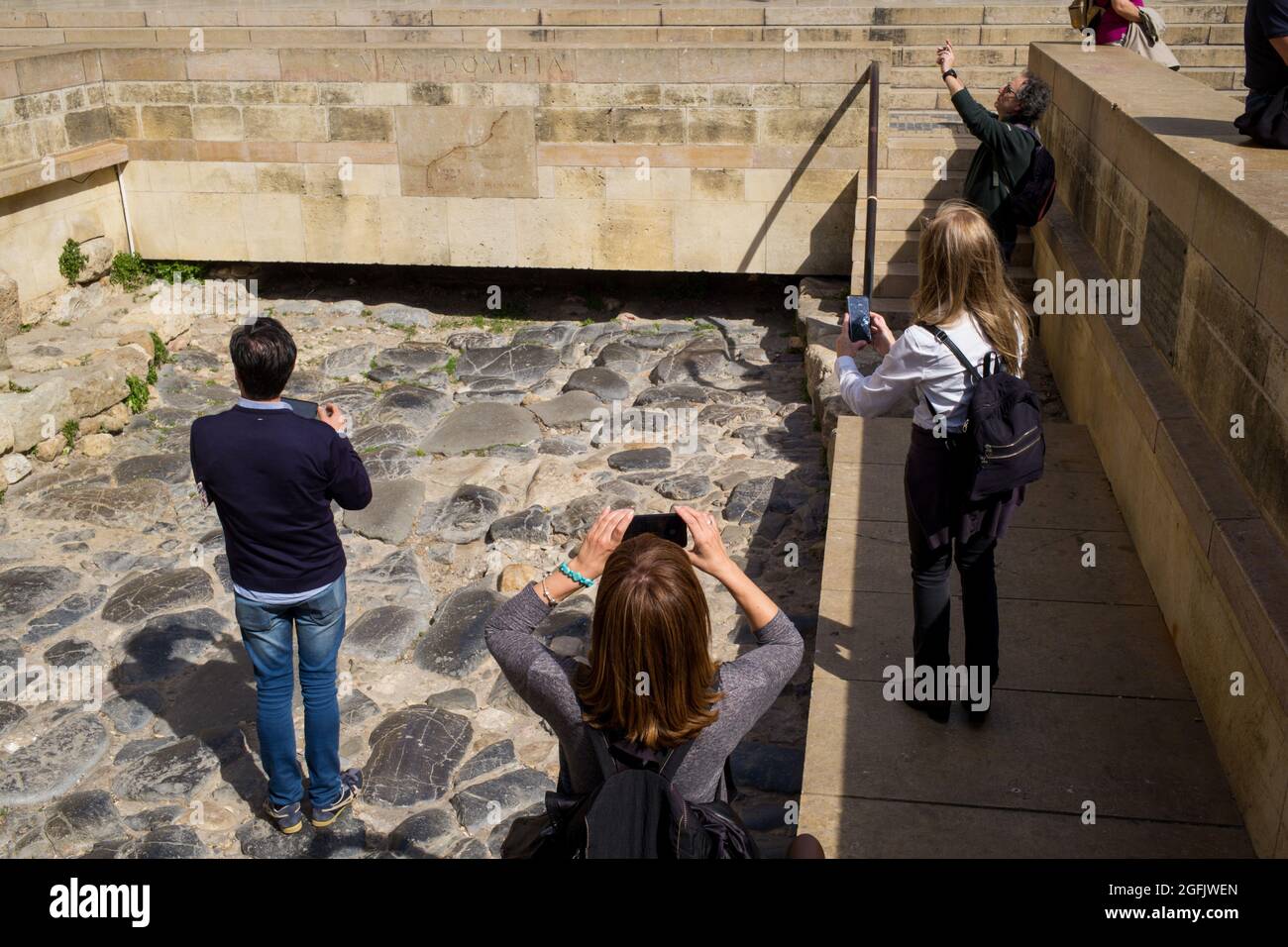 Narbonne (Francia meridionale): Turisti che scattano foto della Via Domitia, strada romana registrata come National Historic Landmark (il documento histo francese) Foto Stock