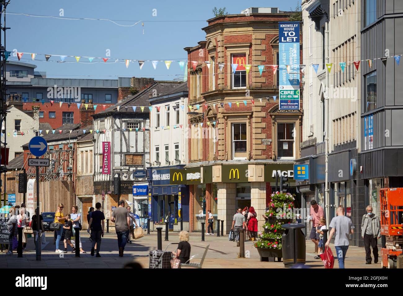 Centro citta' Bolton, Lancashire, area pedonale dello shopping di Deansgate Foto Stock