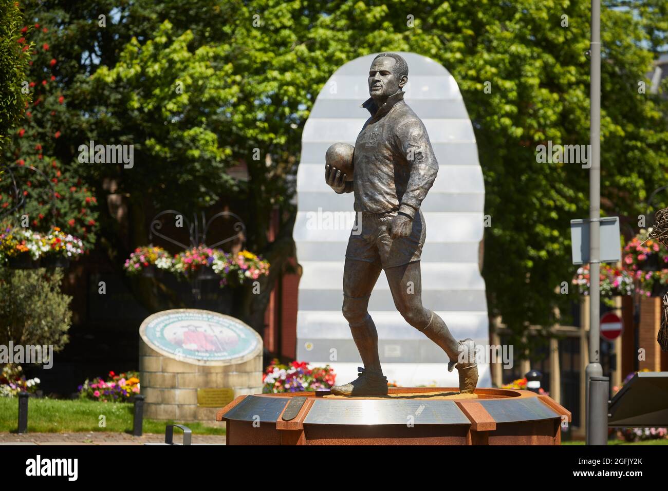 Centro città di Wigan, Lancashire, statua del guerriero Wigan giocatore di rugby Billy Boston nel Wigan Town Center Foto Stock