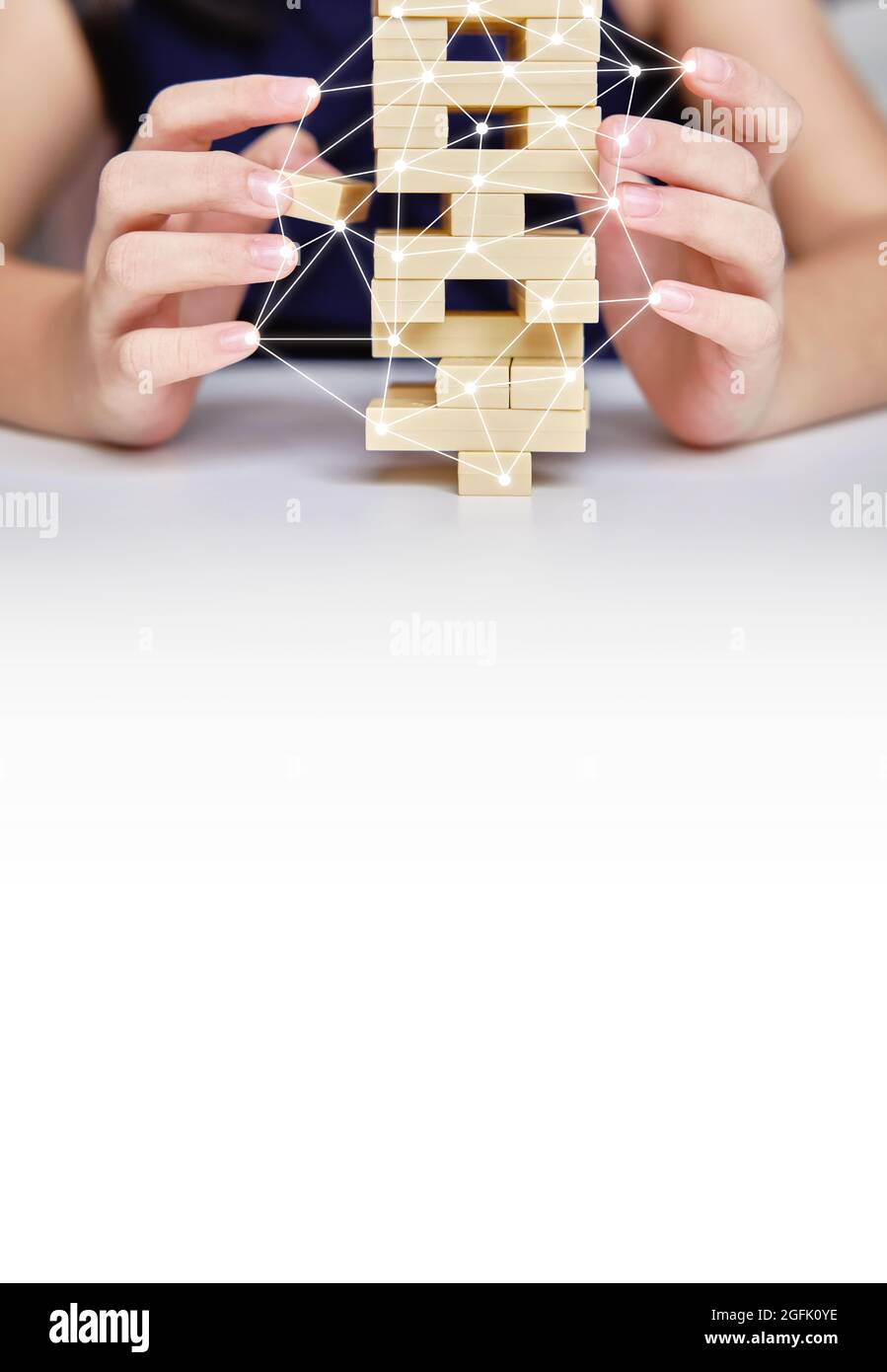 Gioco di costruzione di gioco di crollo del capretto, gioco di sistemi di pensiero per i capretti, Giocattoli di formazione di gioco, spazio di copia per il testo. Foto Stock