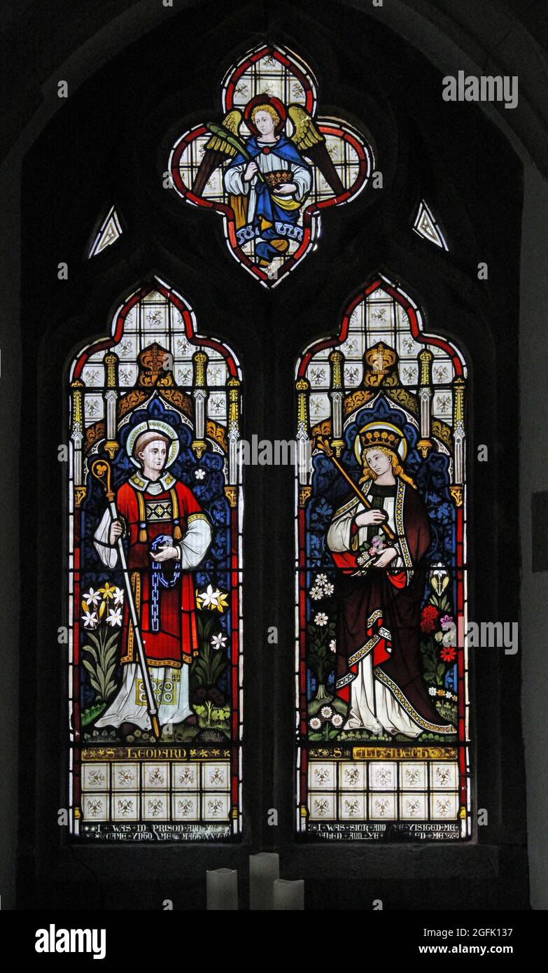Una vetrata colorata raffigurante la SS Leonard e Elizabeth of Hungary di Heaton Butler & Bayne, St Leonard's Rockingham, Northamptonshire Foto Stock