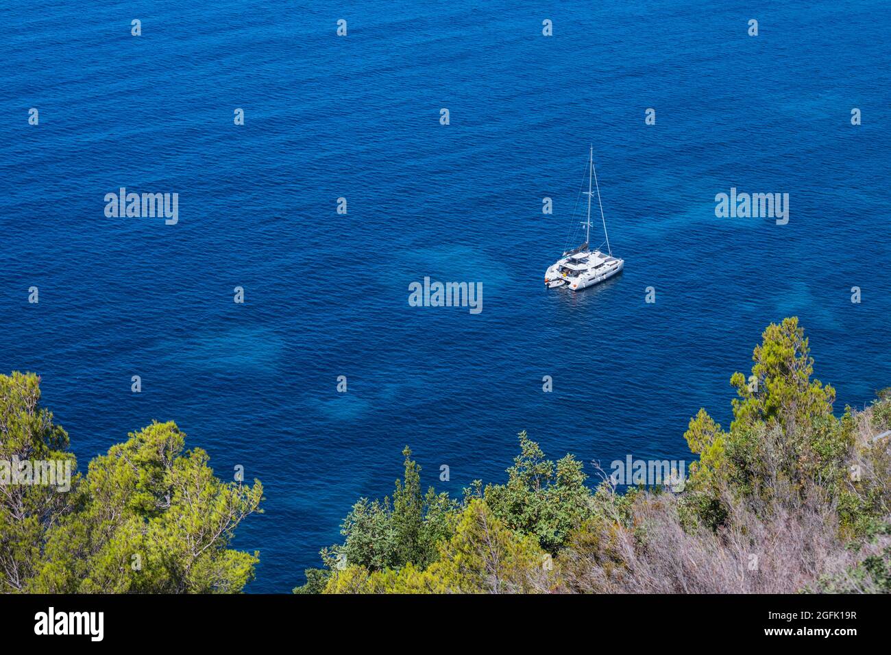 Yyacht attracco vicino alla spiaggia nell'isola di Vis Foto Stock